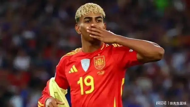 詹姆斯训练场轻松慢跑展好状态 湖人备战季后赛氛围渐浓