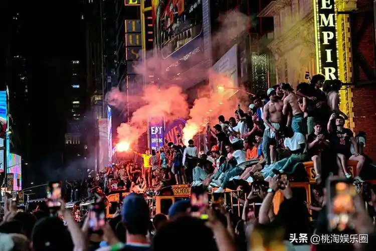 纽约尼克斯夺冠游行引爆全城，豪阵核心面临续约风暴